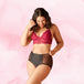 Femme portant la culotte menstruelle High Waist Dots Light par Nana™, taille haute avec dentelle à pois, conçue pour confort et absorption.