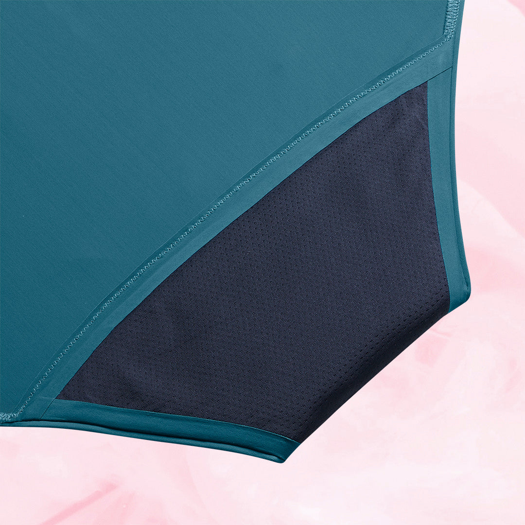 Culotte Menstruelle High Waist Heavy, vue de près, montrant un tissu bleu et noir, conçue pour un confort et une absorption optimale pendant 12 heures.