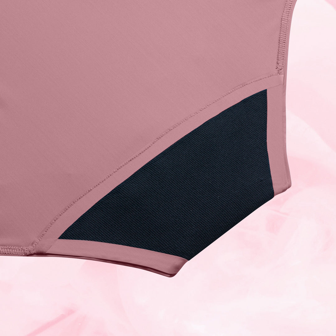 Culotte Menstruelle by Nana™ taille haute, gros plan, mettant en valeur la texture du tissu ultra-absorbant pour flux modéré, offrant confort et protection jusqu'à 12 heures.