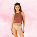 Culotte menstruelle Confort Premium Brazilian Moderate, portée par une femme en débardeur, offrant protection discrète et ajustement confortable pour flux modéré.
