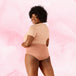 Femme portant la culotte menstruelle Confort Premium High Waist, beige, offrant confort et discrétion avec technologie TriTech pour protection jusqu&