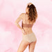 Femme de dos portant la Confort Premium Hipster Moderate, culotte menstruelle taille basse, montrant une coupe couvrante et un tissu doux pour un confort optimal.