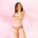 Femme portant la culotte menstruelle Confort Premium Hipster Light de Nana, mettant en avant son design taille basse et confort pour flux léger.