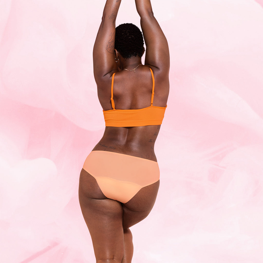 Culotte menstruelle Brazilian Light, offrant confort et absorption pour flux légers. Design ajusté avec gousset évacuant l'humidité, idéal début ou fin de cycle.