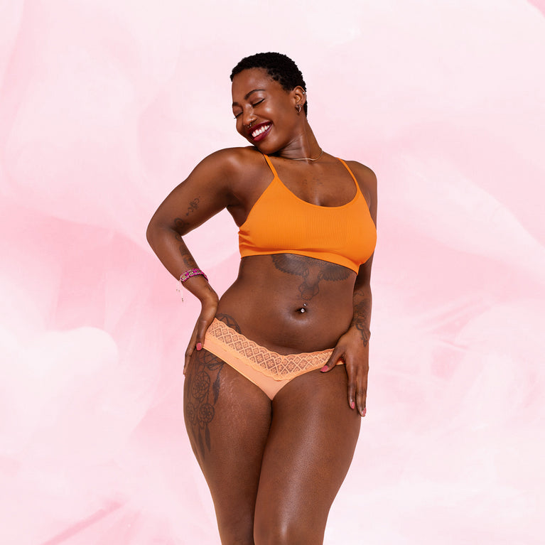 Femme en culotte menstruelle Brazilian Light, appréciant le confort et la coupe ajustée, idéale pour flux légers et réutilisable pour l'environnement.