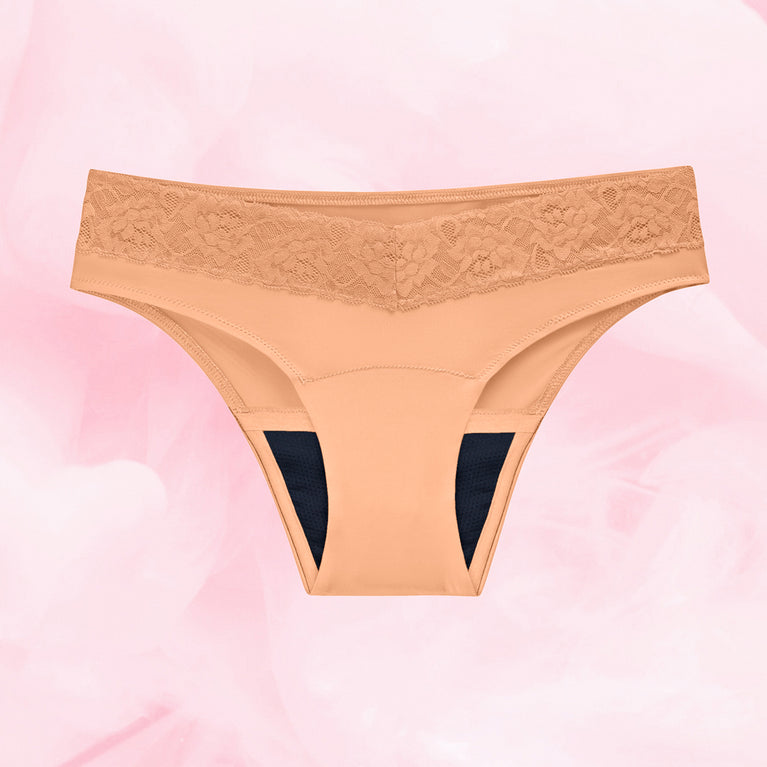 Gros plan sur le modèle Brazilian Heavy, une culotte menstruelle réutilisable avec ceinture en dentelle, offrant 12 heures de protection absorbante.