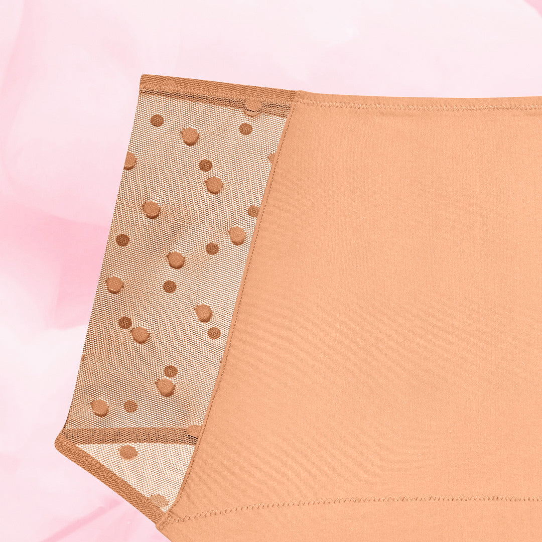 Gros plan sur le tissu de la culotte menstruelle High Waist Dots Heavy, avec détails en dentelle, conçue pour flux abondant et confort maximal.