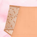 Gros plan sur le tissu de la culotte menstruelle High Waist Dots Heavy, avec détails en dentelle, conçue pour flux abondant et confort maximal.