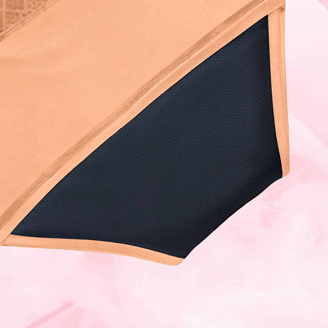 Gros plan sur la culotte menstruelle Hipster Full Lace Heavy avec ceinture en dentelle, offrant protection et confort jusqu'à 12 heures pour flux abondant.