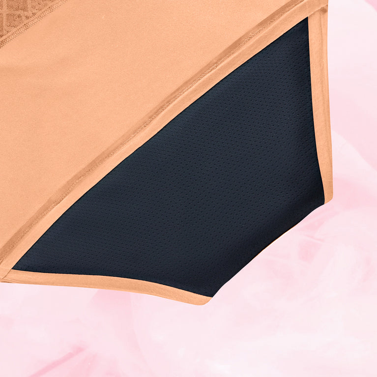 Gros plan sur la culotte menstruelle Hipster Full Lace Heavy avec ceinture en dentelle, offrant protection et confort jusqu'à 12 heures pour flux abondant.