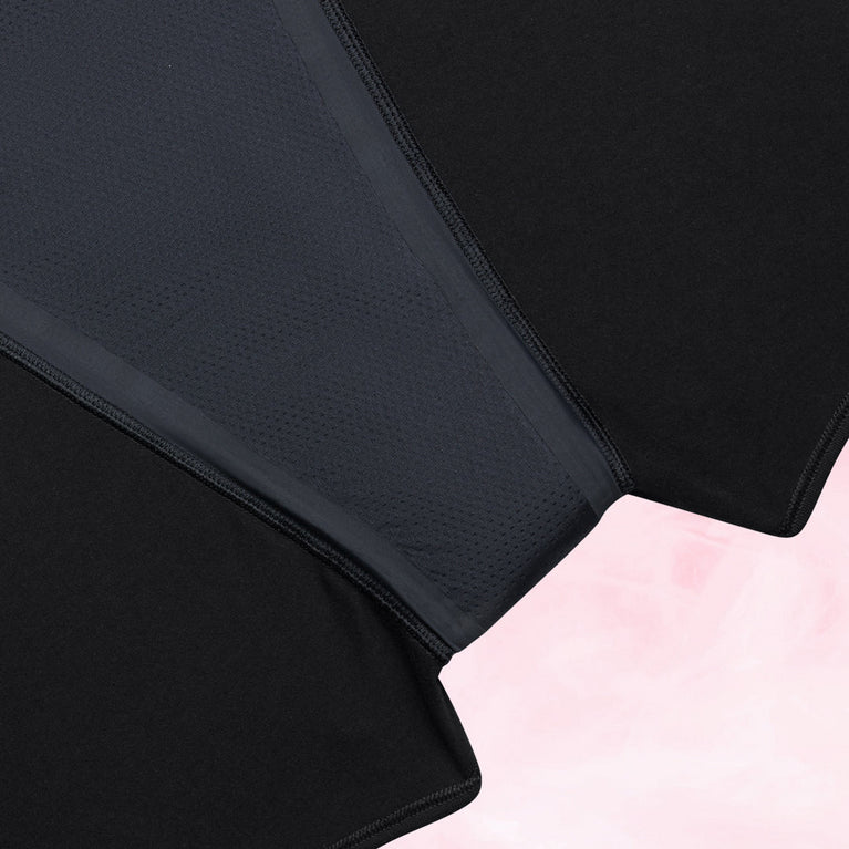 Short de Pyjama menstruel noir avec bande grise, conçu pour une protection nocturne optimale et confort maximal, gardant la zone V sécurisée pendant le sommeil.