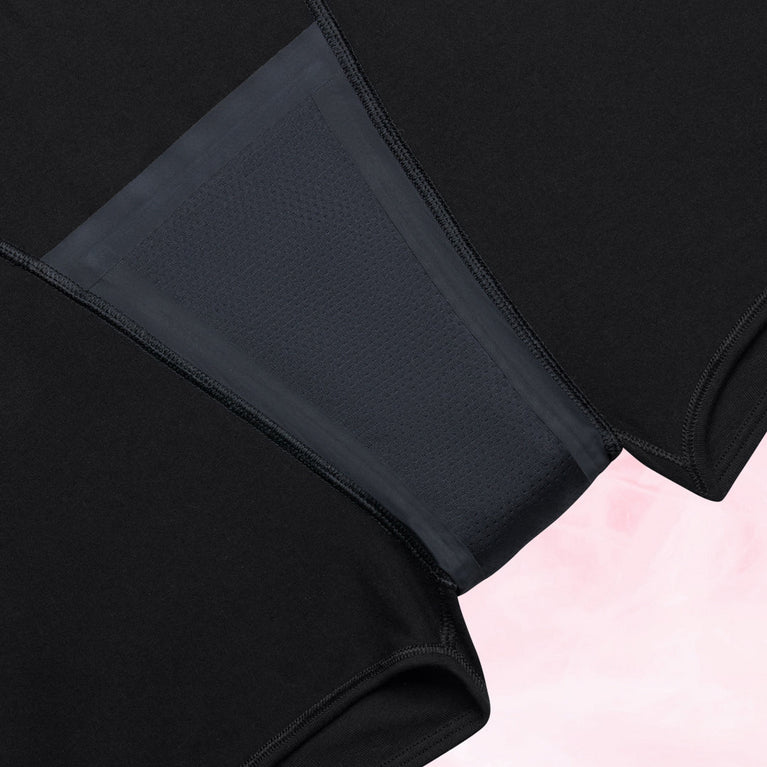 Short de Pyjama menstruel noir, idéal pour des nuits sereines. Conception intégrée pour protection totale, parfait pour dormir confortablement dans toutes les positions.