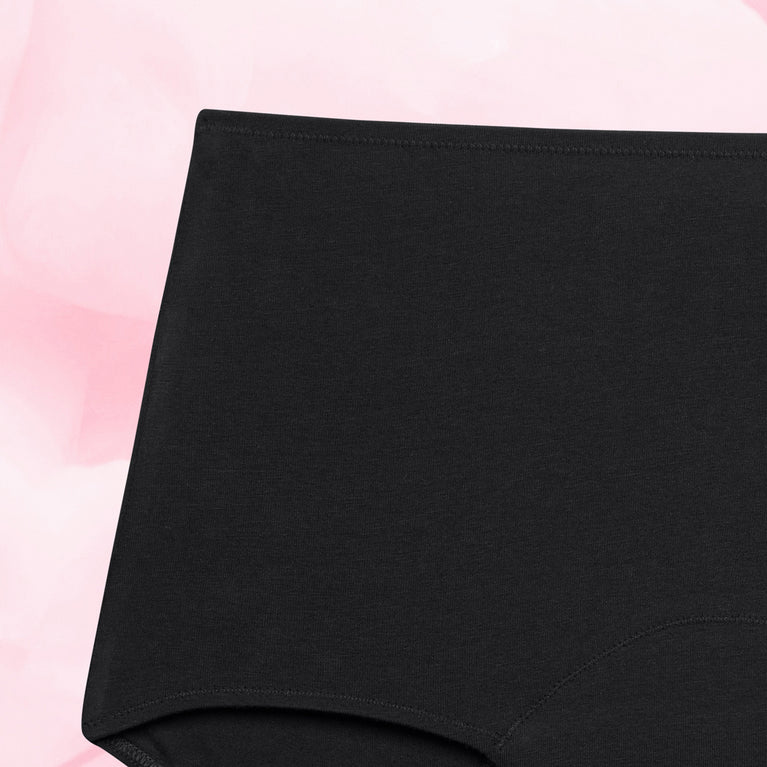 Culotte menstruelle Nouveau ComfortFit High Waist Nuit, vue rapprochée sur le tissu noir, offrant protection 12h, coupe taille haute pour confort et respirabilité.