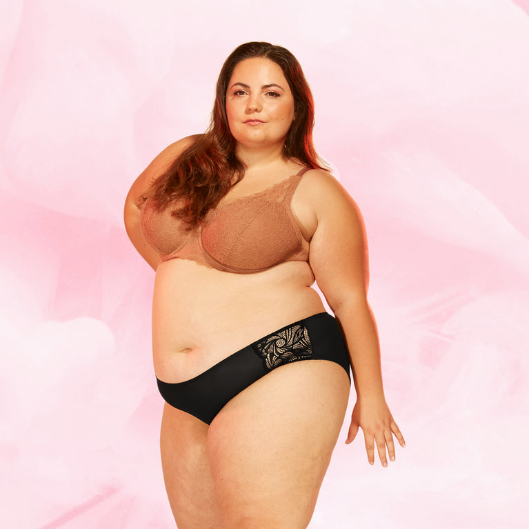 Culotte menstruelle Hipster Side Lace Light avec détails en dentelle, offrant confort et absorption pour flux léger, portée par une femme posant.