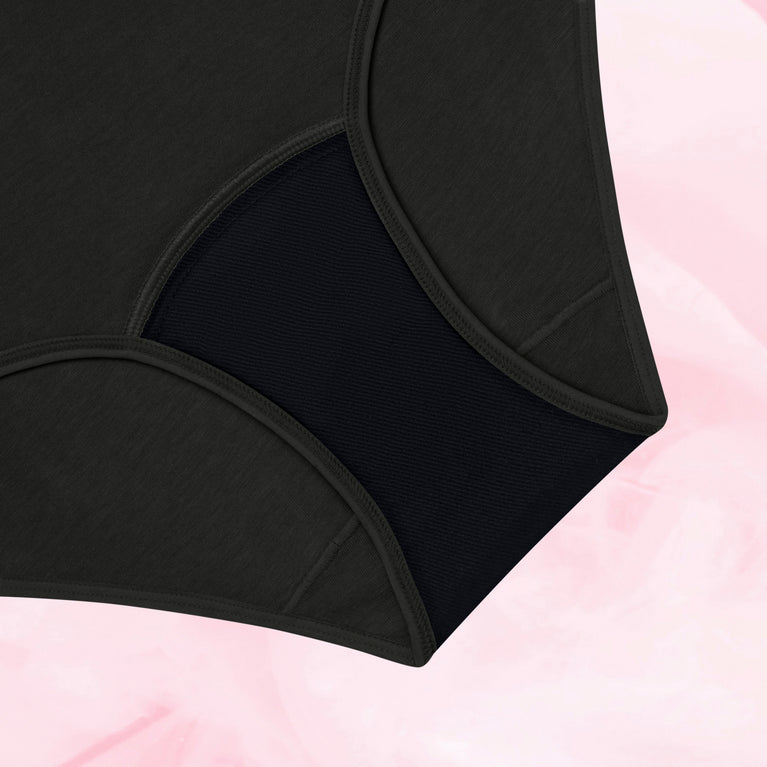 Culotte menstruelle Pack Ados en Vadrouille, vue gros plan, fond rose.
