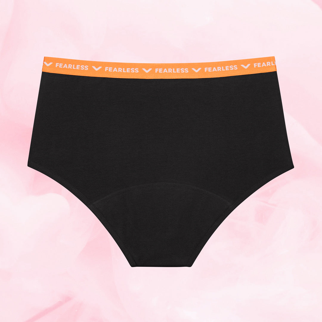 Culotte menstruelle Ados - Brief Logo Waistband Moderate, taille haute, gousset triple couche, coton biologique, ceinture à motifs « Fearless », pour confort et confiance.