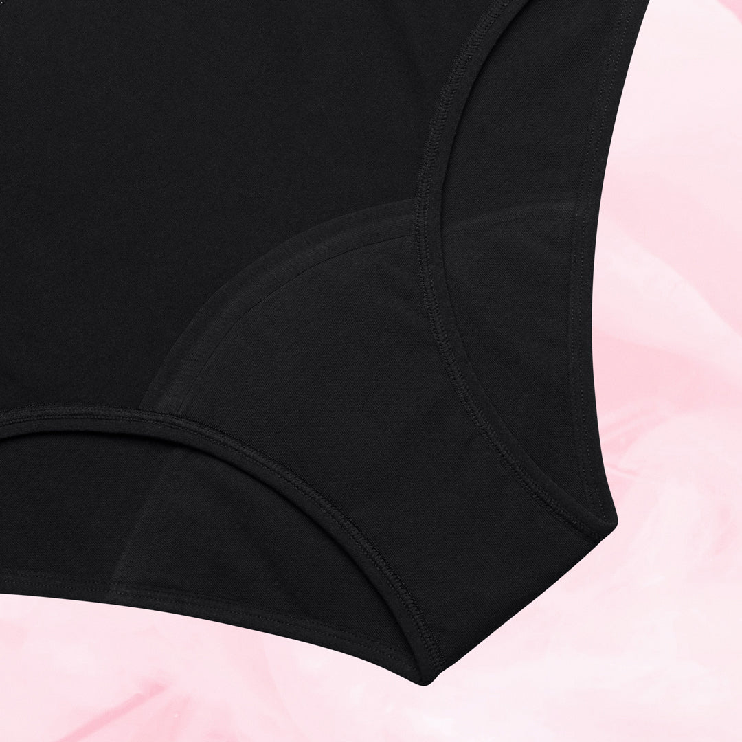 Culotte menstruelle Ados - Brief Logo Waistband Moderate, taille haute, avec ceinture motif « Fearless », en coton biologique, conçue pour confort et protection optimale.