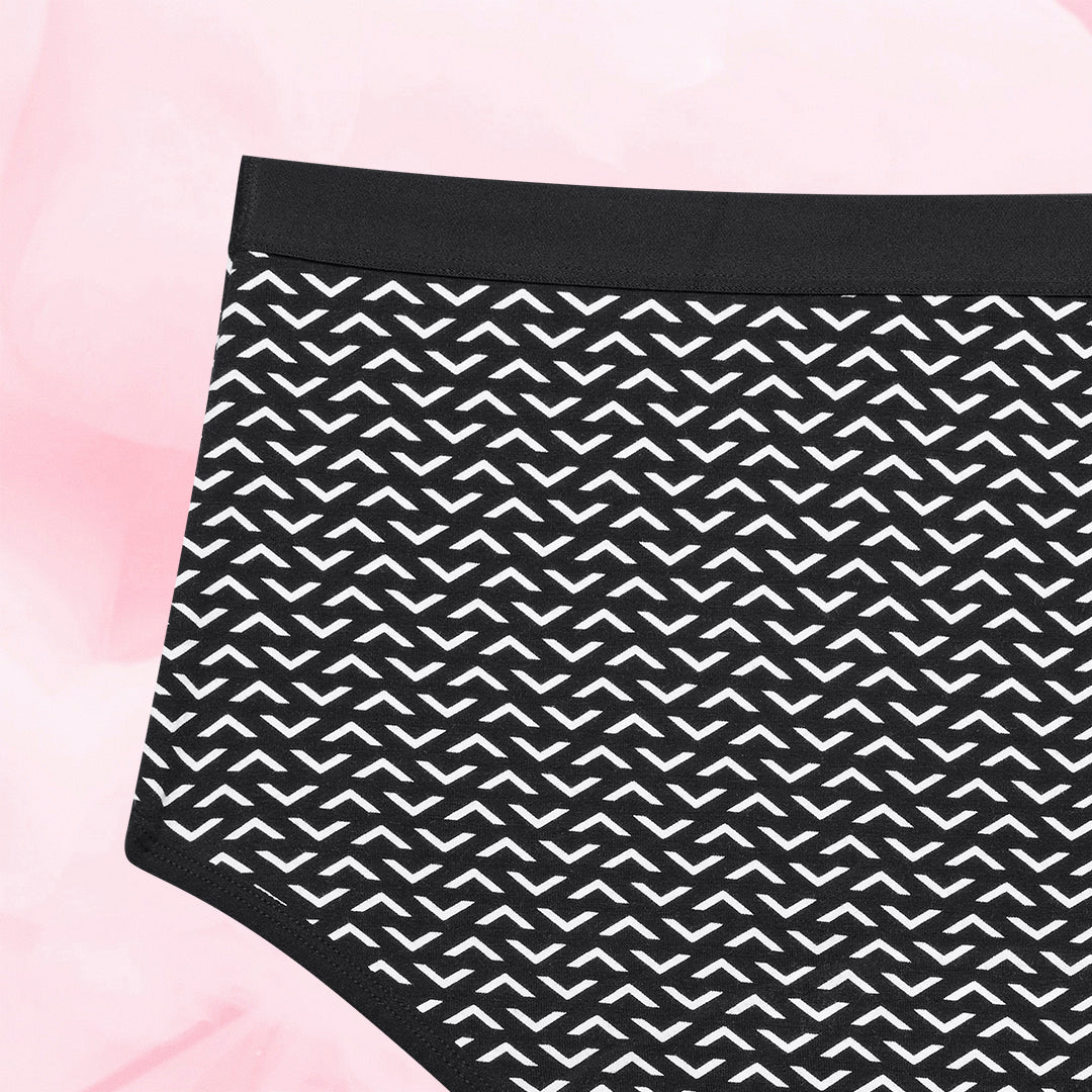 Culotte menstruelle Ados - Brief Logo Waistband Heavy avec motif noir et blanc, taille haute pour protection maximale et confort, ceinture motif Fearless.