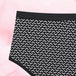 Culotte menstruelle Ados - Brief Logo Waistband Heavy avec motif noir et blanc, taille haute pour protection maximale et confort, ceinture motif Fearless.