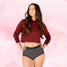Ados - Brief Logo Waistband Heavy montrant une femme portant une culotte menstruelle taille haute avec ceinture imprimée, conçue pour confort et protection accrue.