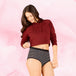 Une femme portant la culotte menstruelle Ados - Brief Logo Waistband Moderate, taille haute, avec ceinture à motifs, conçue pour confort et absorption optimale.