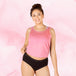 Ados - Hipster Print Lot x3 Moderate : Femme souriante en débardeur rose et culotte noire, illustrant le confort et la coupe ajustée de la culotte menstruelle.