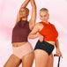 Pack High Waist Découverte : une femme montre une culotte taille haute, soulignant sa silhouette, associée à un ajustement confortable pour chaque flux menstruel.