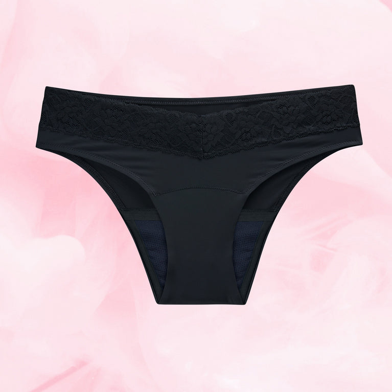 Culotte noire en dentelle du Pack Toutes Occasions, offrant style et sécurité pour flux abondant, présentée sur un fond uni.