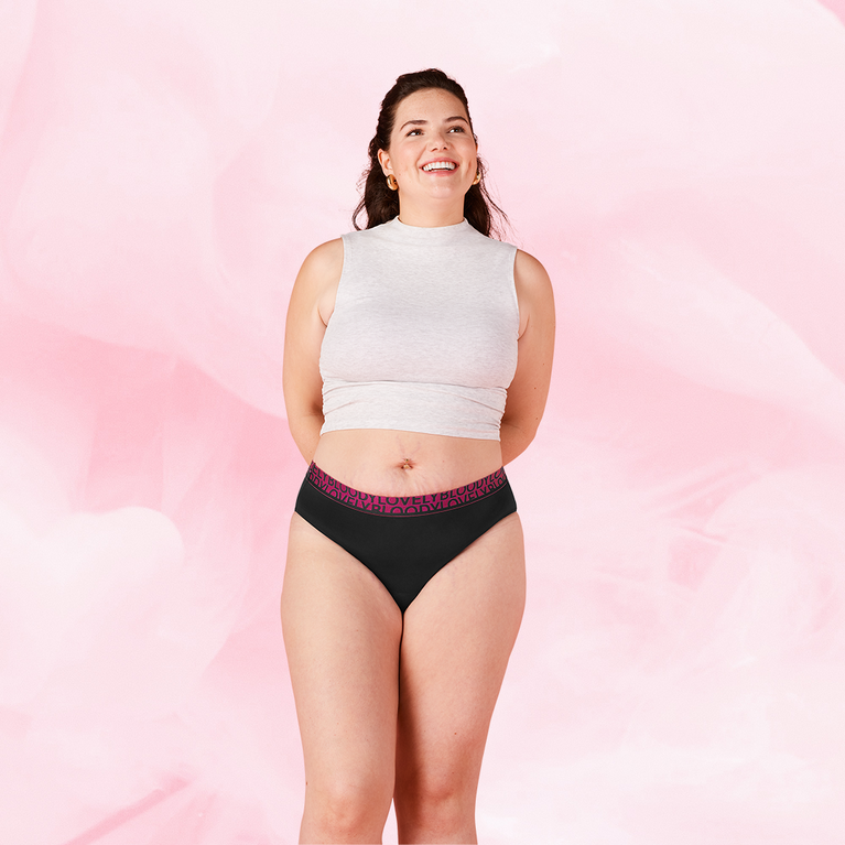 Femme portant ComfortFit High Leg Abondants, pose confiante.