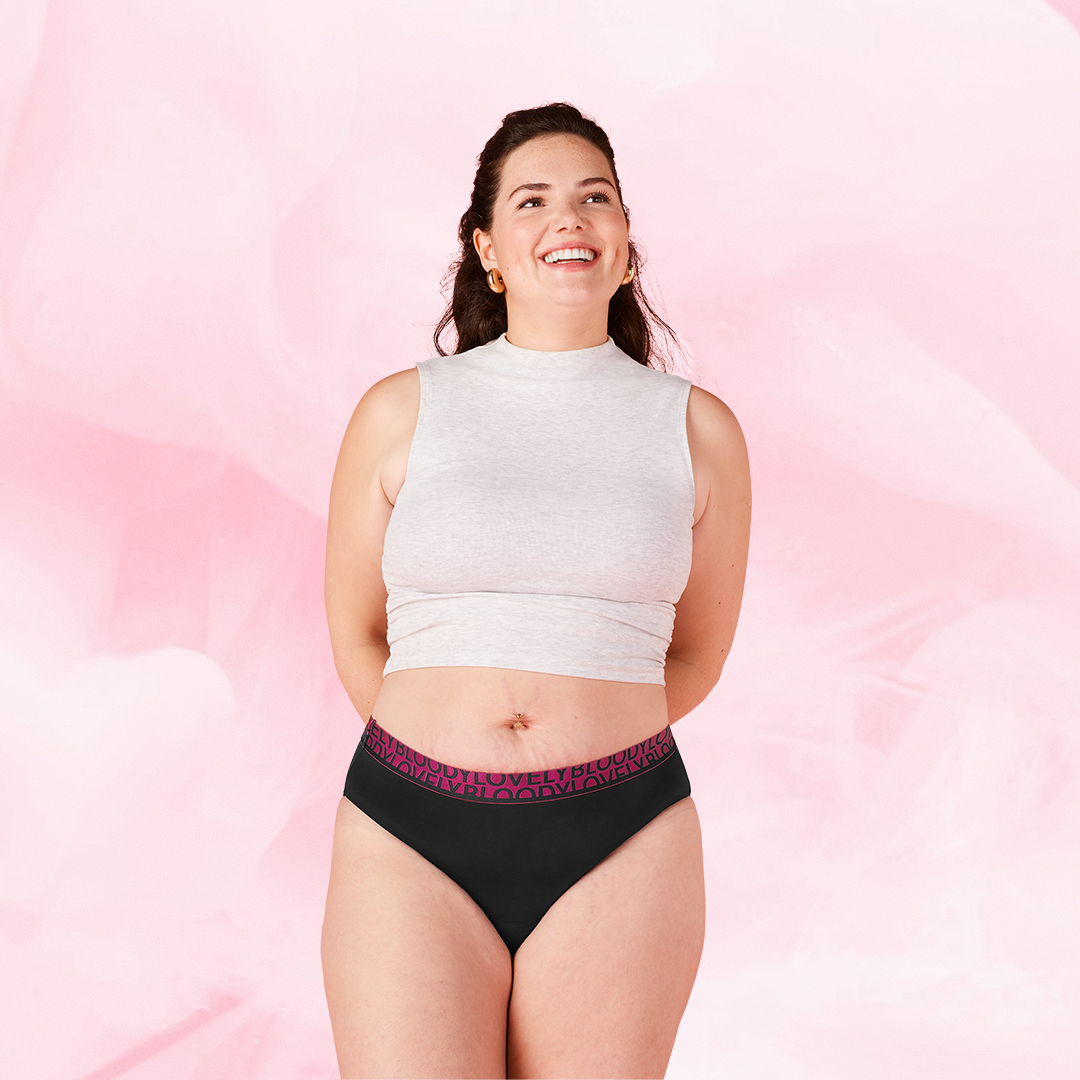Personne portant le crop top ComfortFit High Leg Léger et culottes menstruelles Nana.