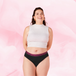 Personne portant le crop top ComfortFit High Leg Léger et culottes menstruelles Nana.