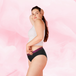 Jeune femme portant le ComfortFit High Leg Léger, posant de profil.