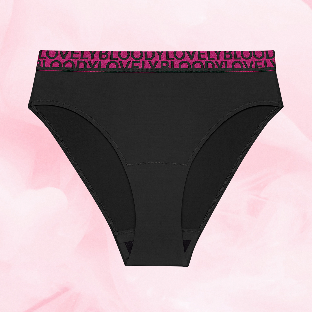 Culotte menstruelle ComfortFit High Leg Léger noire avec taille élastique rose.