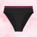 Culotte menstruelle ComfortFit High Leg Léger noire avec taille élastique rose.