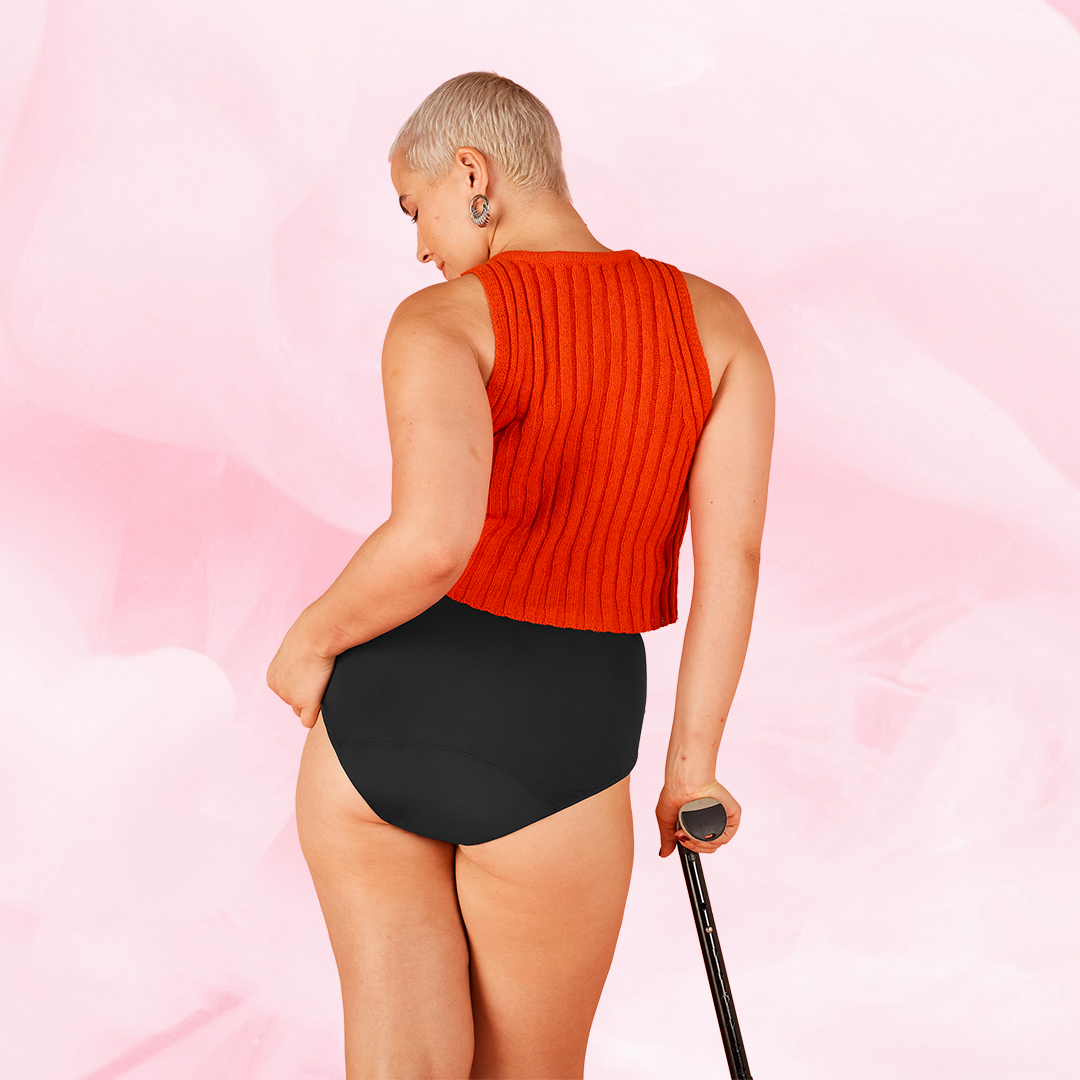 Femme portant la culotte menstruelle ComfortFit High Waist Moderate, offrant une protection discrète et fiable avec technologie TriTech Performance pour flux léger, coupe taille haute.