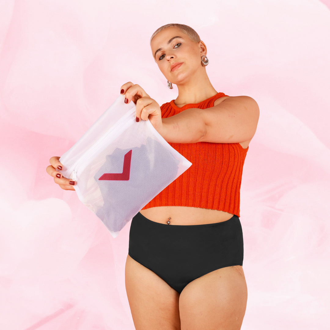 Femme tenant un Filet à linge transparent conçu pour protéger les sous-vêtements durant le lavage, avec fermeture éclair pour sécuriser le contenu.
