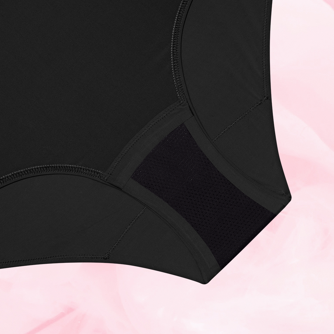 Culotte menstruelle haute ComfortFit High Waist Light, tissu noir, offrant protection discrète et fiable avec technologie TriTech Performance, pour flux léger, certifiée Oeko-TEX®.