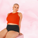 Femme assise portant la culotte menstruelle ComfortFit High Waist Nana®, offrant protection fiable et discrète grâce à sa coupe taille haute et technologie TriTech Performance.