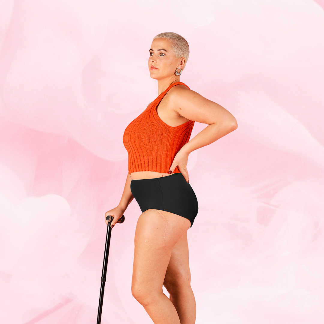 Femme en culotte menstruelle taille haute ComfortFit, tenant une canne, soulignant protection et confort pour flux léger.