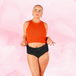 Femme portant le ComfortFit High Waist Light, culotte menstruelle taille haute offrant protection discrète et confort grâce à la technologie TriTech pour flux léger.