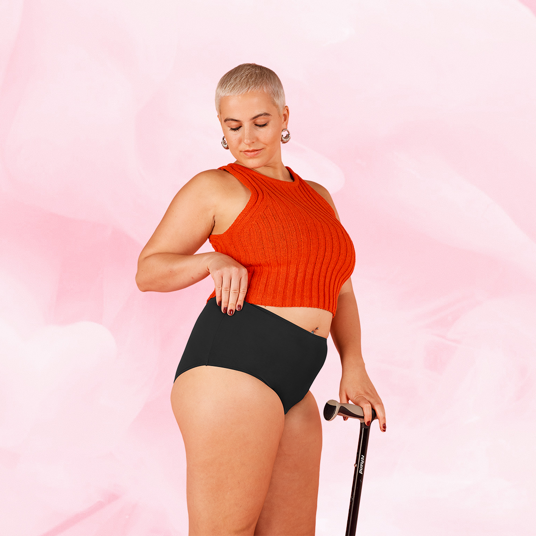 Une femme porte la culotte menstruelle ComfortFit High Waist, offrant une protection fiable et discrète avec technologie TriTech Performance pour flux léger.