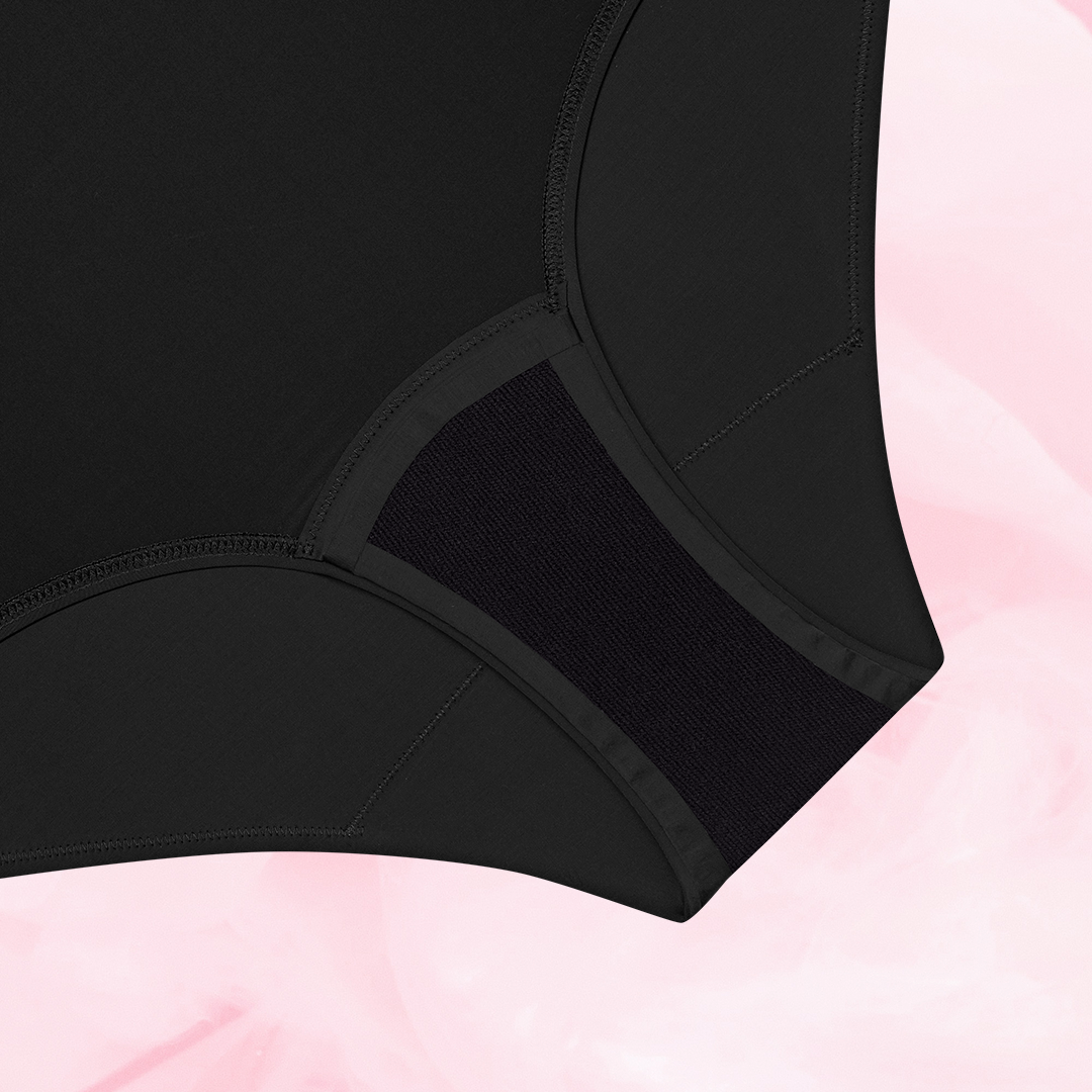 Culotte menstruelle ComfortFit High Waist Moderate en tissu noir, taille haute, offrant protection discrète et fiable, idéale pour flux léger et confort longue durée.