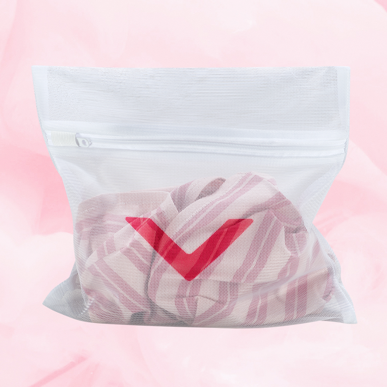 Filet à linge Nana en mesh blanc avec un grand crochet rouge, conçu pour protéger les sous-vêtements délicats durant le lavage. Fermeture éclair incluse.