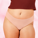 Une femme portant la culotte menstruelle ComfortFit Essentielle Brazilian Moderate, offrant une protection discrète et fiable avec un gousset ComfortFit pour un ajustement précis.
