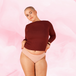 Femme portant la culotte menstruelle Nana® Essentielle Brazilian ComfortFit, taille haute, offrant protection fiable et discrète avec technologie TriTech Performance pour flux léger.