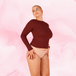 Femme portant la culotte menstruelle ComfortFit Essentielle Brazilian Heavy, soulignant sa coupe taille haute et son design ajusté pour une protection discrète et fiable.