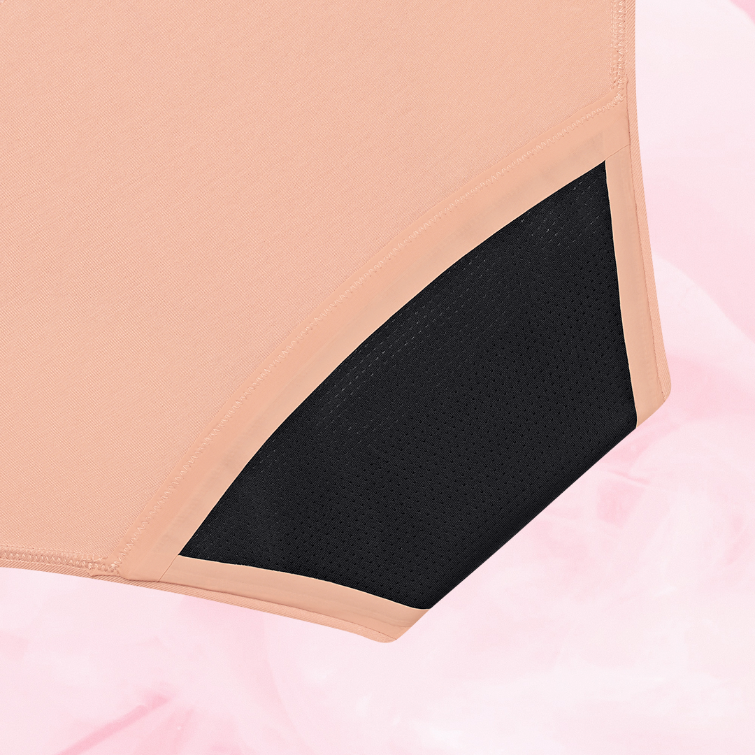 Culotte menstruelle ComfortFit Essentielle Hipster, coupe hipster, tissu noir et rose, protection fiable et discrète pour flux léger, avec gousset ComfortFit.