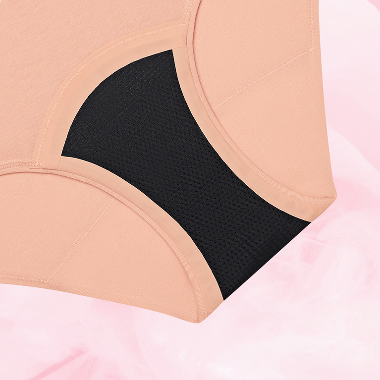 Culotte menstruelle réutilisable ComfortFit Essentielle Hipster Logo, Abondant, gros plan sur les bords fins et le gousset ajusté pour une protection discrète.