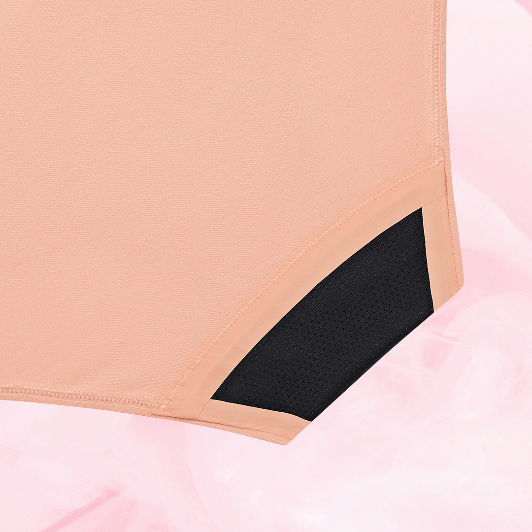 Culotte menstruelle ComfortFit Essentielle Hipster Logo Light, gros plan sur le tissu noir et rose, avec gousset ComfortFit et technologie TriTech Performance pour protection durable.