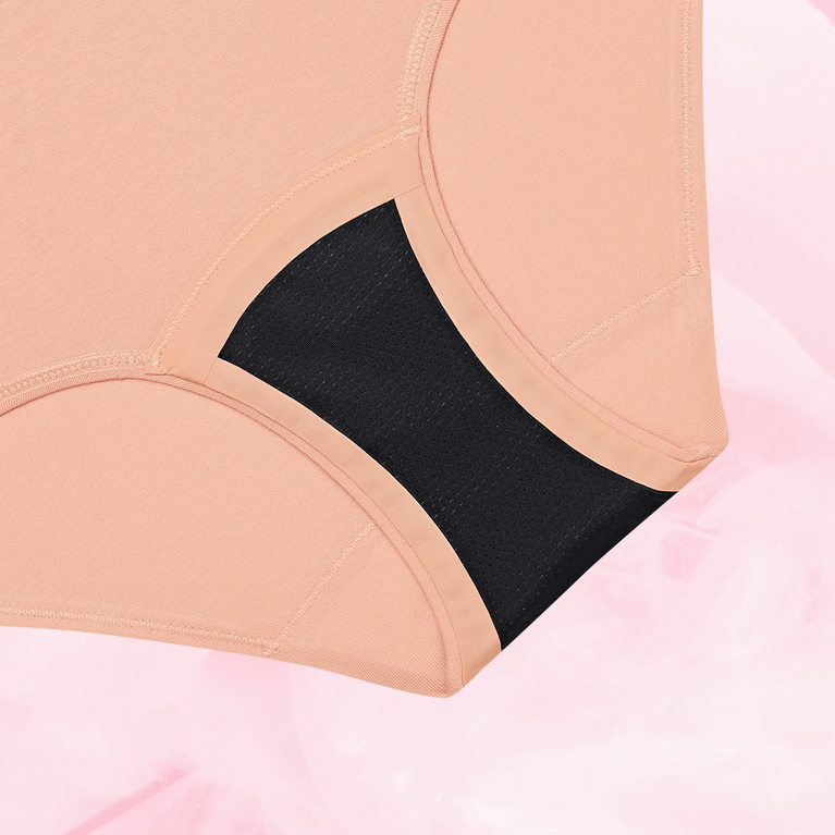 Culotte menstruelle ComfortFit Essentielle Hipster Logo Light en gros plan, montrant son design ajusté pour un maintien optimal et une protection discrète mais efficace.